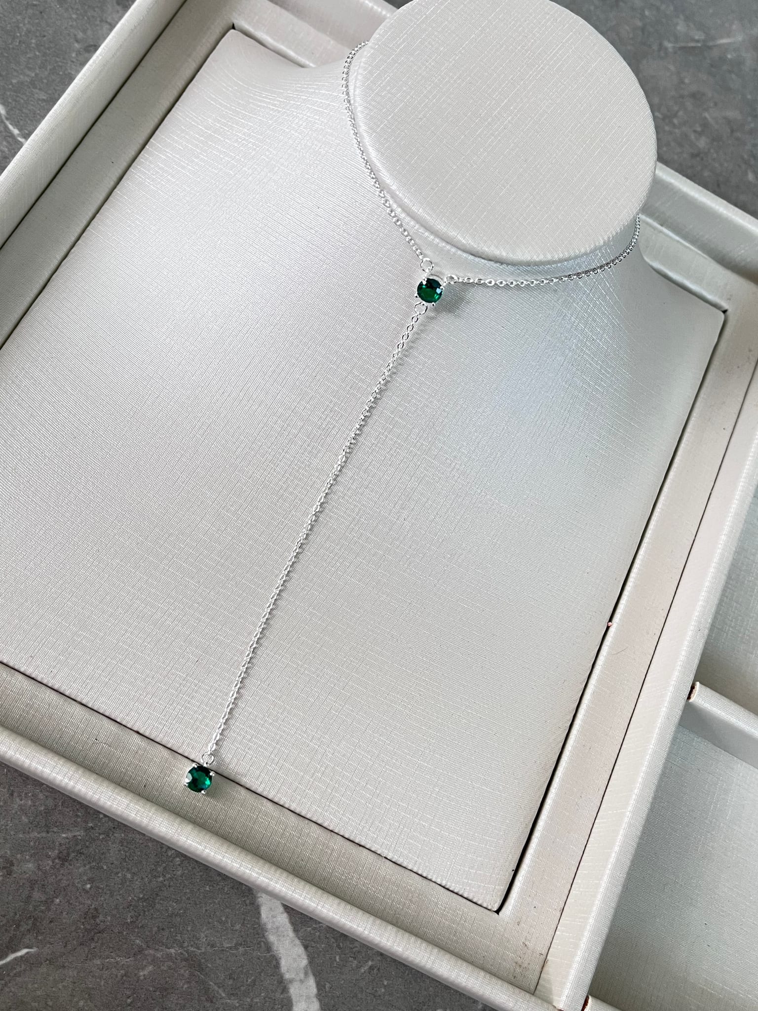 Colar gravatinha ponto de luz verde