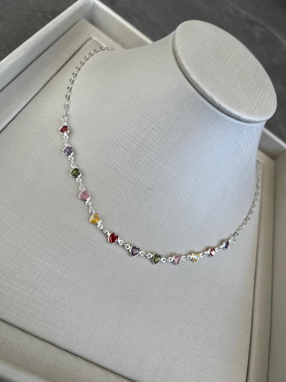 Chocker corações coloridos